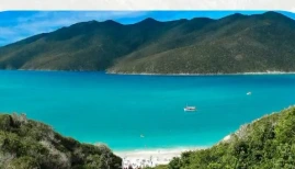 Mar azul e paisagem de Arraial do Cabo